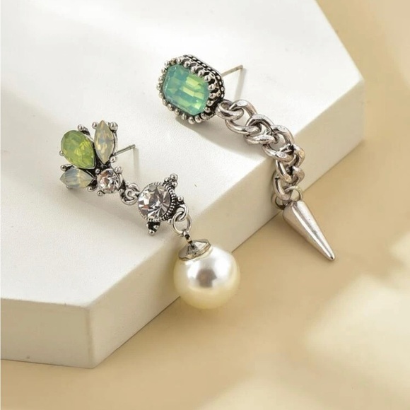 Mismatch Crystal Pearl Drop Earrings - Picture 3 of 14